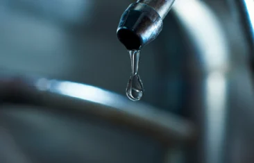 Запах воды из скважины: почему он появляется и что с ним делать